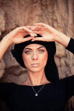 Makyajlı ve yüz sanatıyla kabile ya da Orta Doğu tarzında güzel bir kadının portresi..