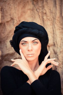 Makyajlı ve yüz sanatıyla kabile ya da Orta Doğu tarzında güzel bir kadının portresi..