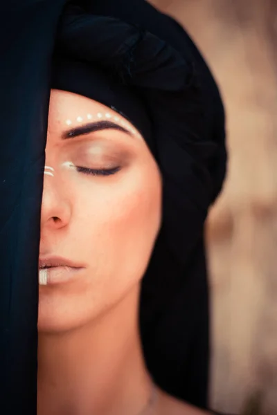 Retrato de uma jovem mulher bonita com maquiagem e arte facial em estilo tribal ou Oriente Médio. — Fotografia de Stock