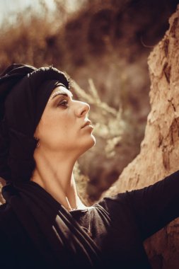 Makyajlı ve yüz sanatıyla kabile ya da Orta Doğu tarzında güzel bir kadının portresi..