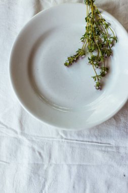 Tabaktaki kekik, masa örtüsünün üzerinde. Şifalı otları kapat. Hipster baharatları, güzel arka plan, doğal ışık.