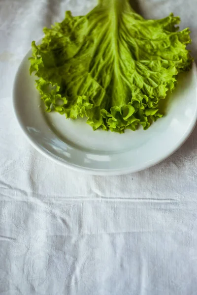 Salata Verde Farfurie Albă Fundal Alb Feței Masă Lumina Naturala — Fotografie, imagine de stoc