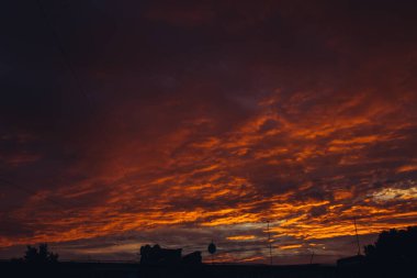 Günbatımı, akşam gökyüzü, alacakaranlıkta dramatik ve harika bulut, görkemli koyu mavi gökyüzü arka plan, yaz mevsiminde renkli bulut, alacakaranlıkta huzurlu güneş ışığı.