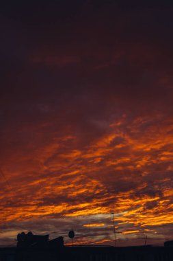 Günbatımı, akşam gökyüzü, alacakaranlıkta dramatik ve harika bulut, görkemli koyu mavi gökyüzü arka plan, yaz mevsiminde renkli bulut, alacakaranlıkta huzurlu güneş ışığı.