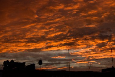 Günbatımı, akşam gökyüzü, alacakaranlıkta dramatik ve harika bulut, görkemli koyu mavi gökyüzü arka plan, yaz mevsiminde renkli bulut, alacakaranlıkta huzurlu güneş ışığı.