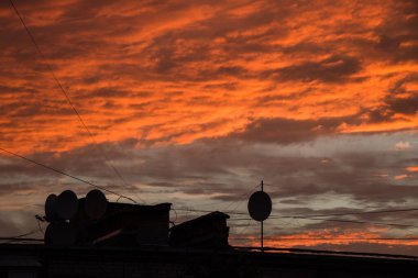 Günbatımı, akşam gökyüzü, alacakaranlıkta dramatik ve harika bulut, görkemli koyu mavi gökyüzü arka plan, yaz mevsiminde renkli bulut, alacakaranlıkta huzurlu güneş ışığı.