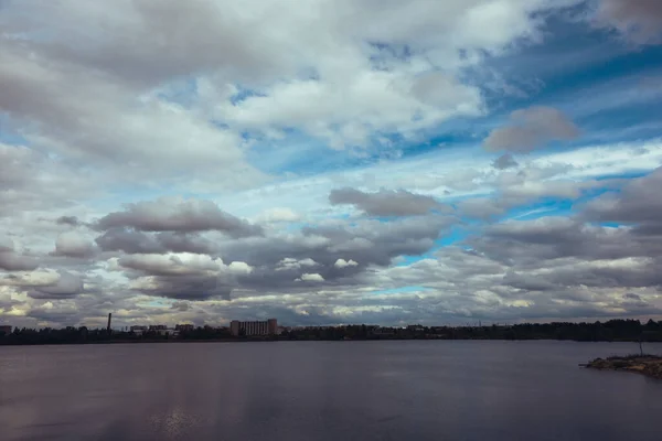 Oblačná Obloha Nad Jezerem Písčité Pobřeží Podzimní Stromy Krajina Ukrajině — Stock fotografie