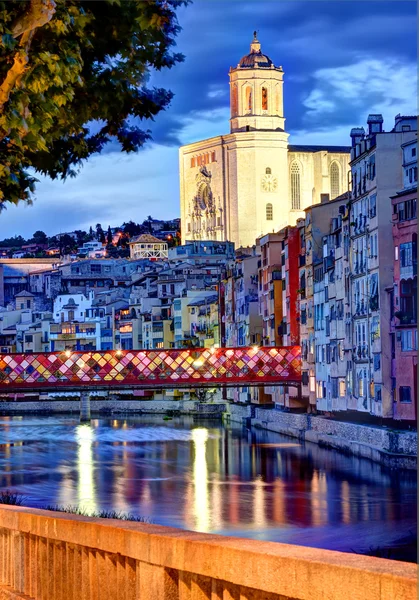Girona, İspanya, gece tarafından dekore edilmiş köprü ile
