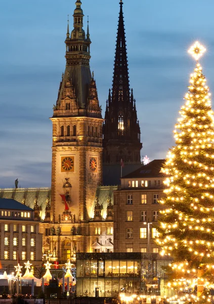 Hamburgo, Alemania, Ayuntamiento con árbol de Navidad —  Fotos de Stock