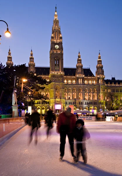 Viyana, Avusturya, iceskater ve kış aylarında eski Belediye Binası