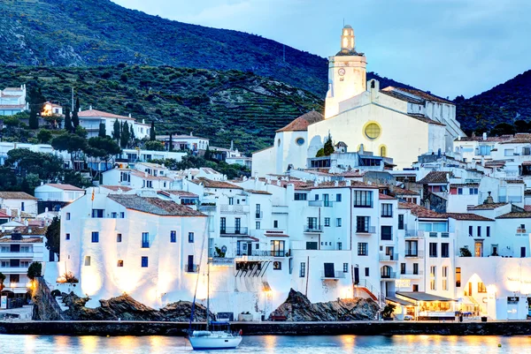 Visa av byn av Cadaqués, costa brava, Spanien: katedralen och hus — Stockfoto