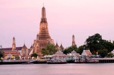 Bangkok, Tayland: pembe günbatımında wat arun.