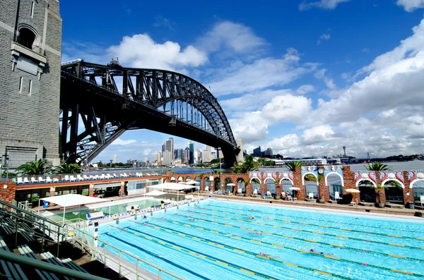 Sydney harbour bridge och olympisk simbassäng — Stockfoto