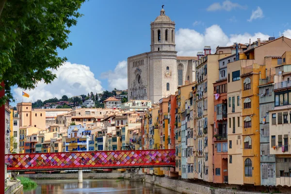 Girona, Spanje: oude stad met ingerichte brug en de kathedraal — Stockfoto