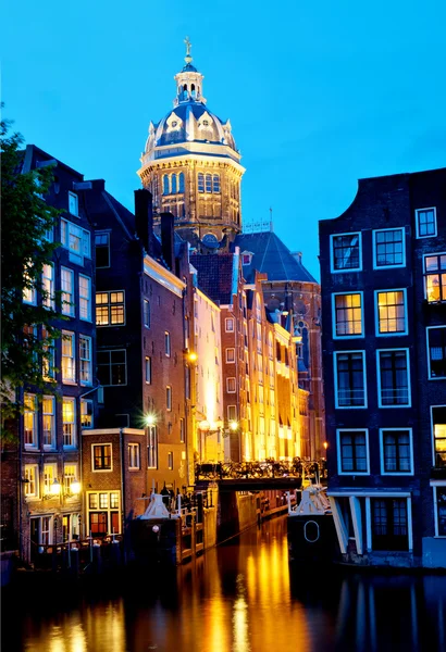Amsterdam kanal ve st. nicolas church