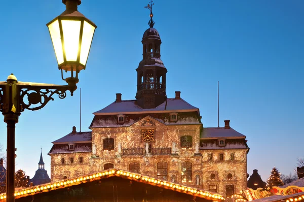 Lünburg, Alemania, Europa, Ayuntamiento iluminado en Navidad —  Fotos de Stock