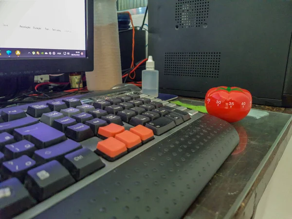 Zegar Kuchenny Pomodoro Formie Czerwonego Pomidora Układającego Się Drewnianym Stole — Zdjęcie stockowe