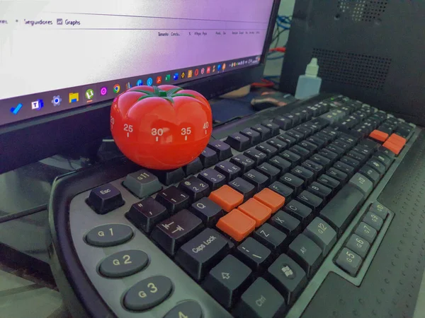 Pomodoro Küchenzeituhr Form Einer Roten Tomate Auf Einem Holztisch Liegend — Stockfoto