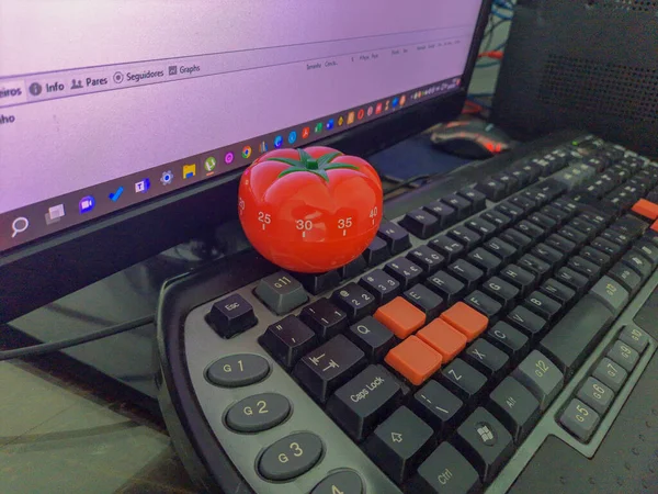 Χρονόμετρο Κουζίνας Pomodoro Σχήμα Κόκκινης Τομάτας Ξαπλωμένη Ξύλινο Τραπέζι Πολύχρωμα — Φωτογραφία Αρχείου