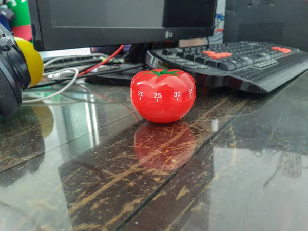 Pomodoro Küchenzeituhr Form Einer Roten Tomate Auf Einem Holztisch Liegend — Stockfoto