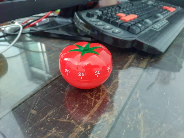 Pomodoro Küchenzeituhr Form Einer Roten Tomate Auf Einem Holztisch Liegend — Stockfoto