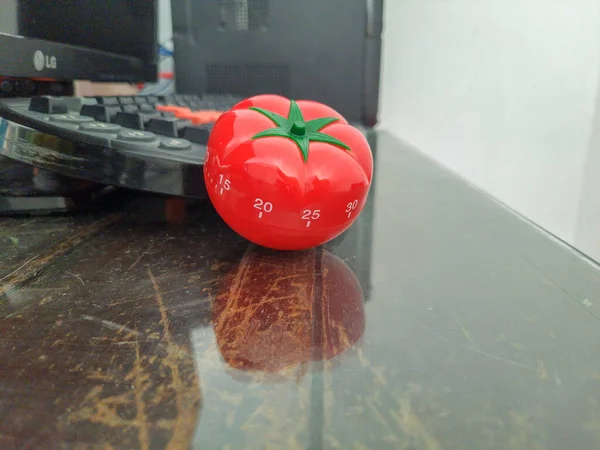 Pomodoro Konyhai Időzítő Piros Paradicsom Formájában Feküdt Egy Asztalon Színes — Stock Fotó