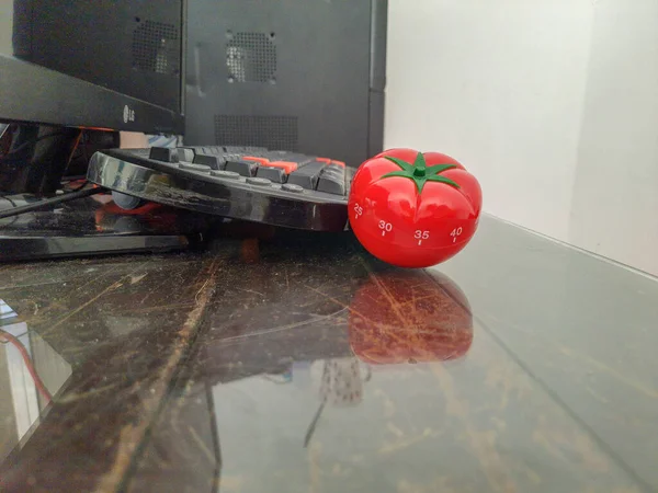 Χρονόμετρο Κουζίνας Pomodoro Σχήμα Κόκκινης Τομάτας Ξαπλωμένη Ξύλινο Τραπέζι Πολύχρωμα — Φωτογραφία Αρχείου