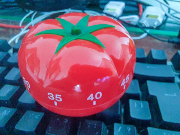 Zegar Kuchenny Pomodoro Formie Czerwonego Pomidora Układającego Się Drewnianym Stole — Zdjęcie stockowe