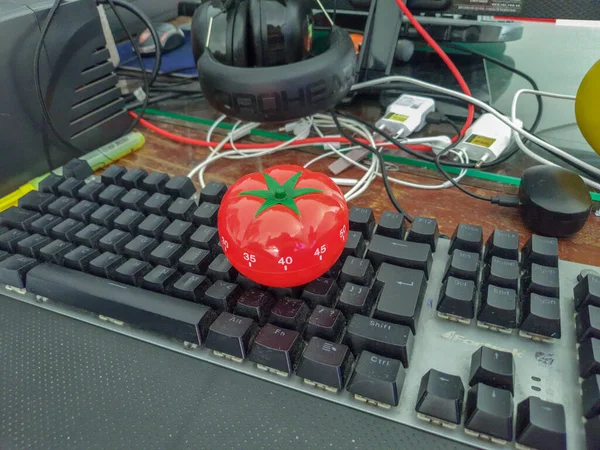 Pomodoro Küchenzeituhr Form Einer Roten Tomate Auf Einem Holztisch Liegend — Stockfoto