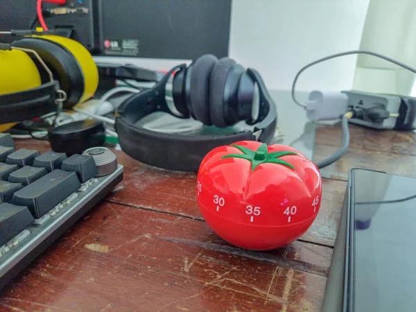 Pomodoro Küchenzeituhr Form Einer Roten Tomate Auf Einem Holztisch Liegend — Stockfoto