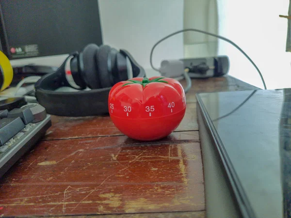 Pomodoro Küchenzeituhr Form Einer Roten Tomate Auf Einem Holztisch Liegend — Stockfoto
