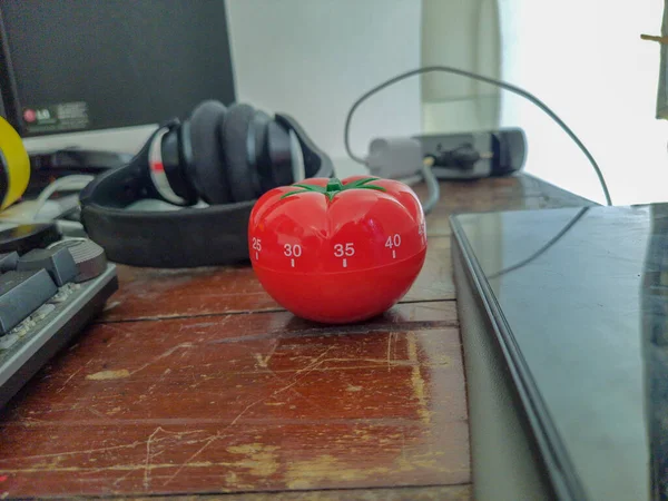 Χρονόμετρο Κουζίνας Pomodoro Σχήμα Κόκκινης Τομάτας Ξαπλωμένη Ξύλινο Τραπέζι Πολύχρωμα — Φωτογραφία Αρχείου