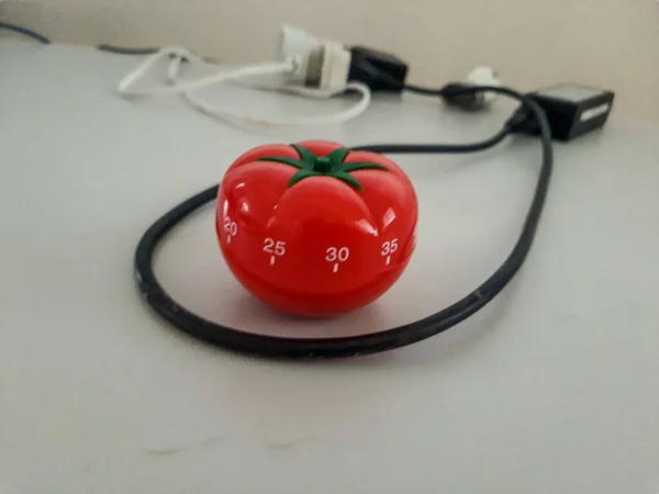 Χρονόμετρο Κουζίνας Pomodoro Σχήμα Κόκκινης Τομάτας Ξαπλωμένη Ξύλινο Τραπέζι Πολύχρωμα — Φωτογραφία Αρχείου