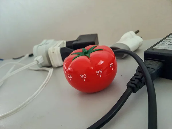Pomodoro Temporizador Cozinha Forma Tomate Vermelho Que Coloca Uma Mesa — Fotografia de Stock