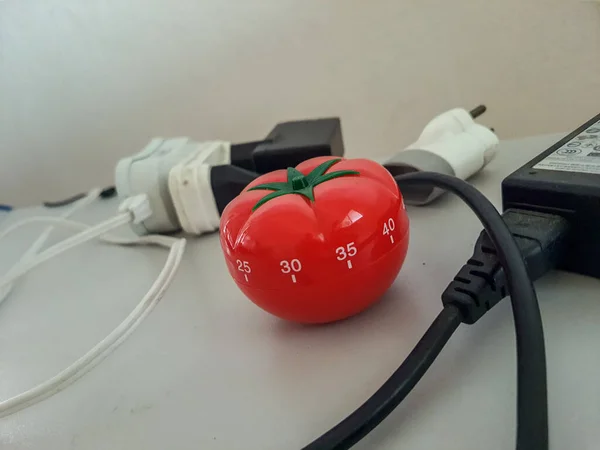 Χρονόμετρο Κουζίνας Pomodoro Σχήμα Κόκκινης Τομάτας Ξαπλωμένη Ξύλινο Τραπέζι Πολύχρωμα — Φωτογραφία Αρχείου