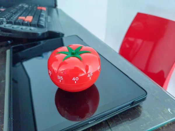 Pomodoro Küchenzeituhr Form Einer Roten Tomate Auf Einem Holztisch Liegend — Stockfoto