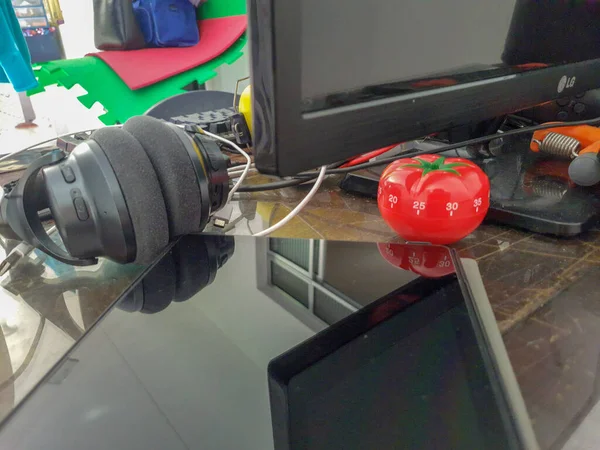 Pomodoro Temporizador Cozinha Forma Tomate Vermelho Que Coloca Uma Mesa — Fotografia de Stock