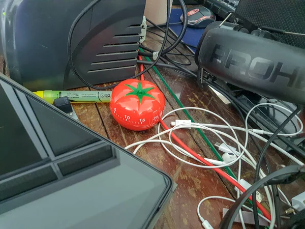 Pomodoro Küchenzeituhr Form Einer Roten Tomate Auf Einem Holztisch Liegend — Stockfoto