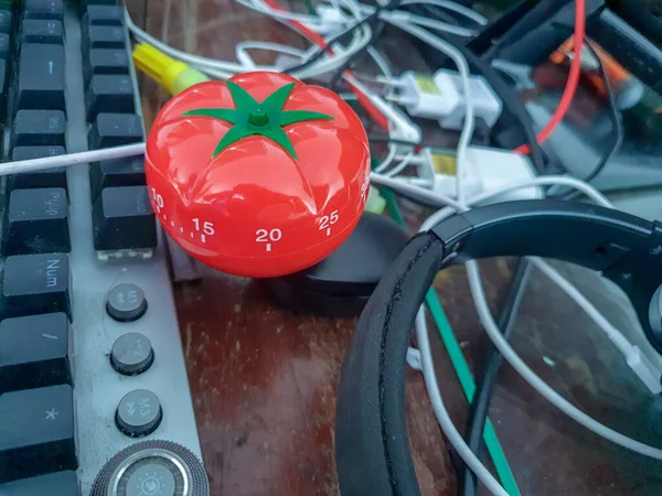 Pomodoro Temporizador Cozinha Forma Tomate Vermelho Que Coloca Uma Mesa — Fotografia de Stock