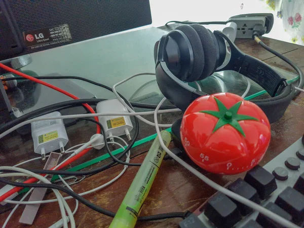 Pomodoro Temporizador Cozinha Forma Tomate Vermelho Que Coloca Uma Mesa — Fotografia de Stock