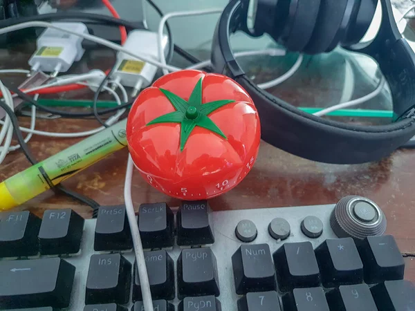 Pomodoro Küchenzeituhr Form Einer Roten Tomate Auf Einem Holztisch Liegend — Stockfoto