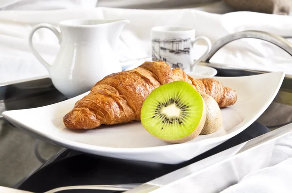 Frisk dessert serveras direkt till sängen — Stockfoto