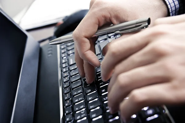 Businessman hands on a laptop keyboard — Stock Photo, Image