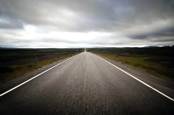 Estrada sem fim em um dia nublado — Fotografia de Stock