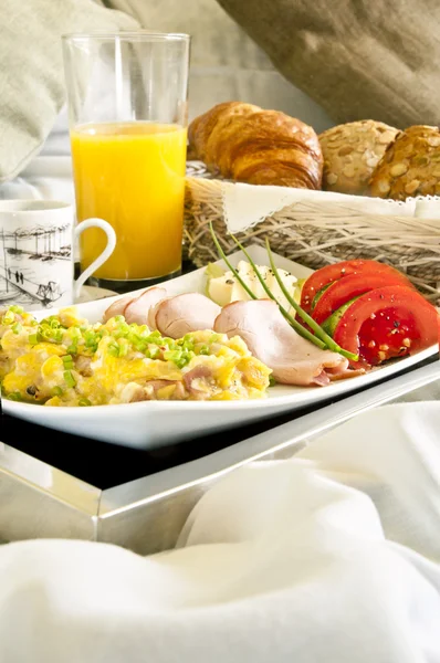 Gesundes Frühstück ins Bett serviert — Stockfoto