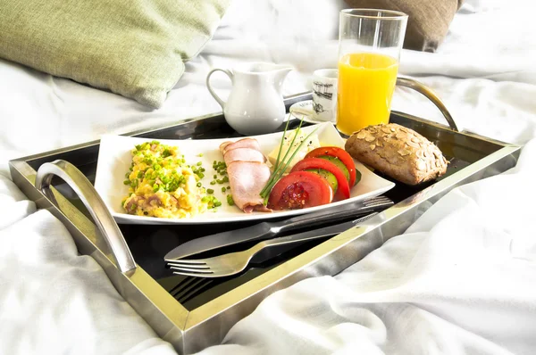 Gesundes Frühstück ins Bett serviert — Stockfoto