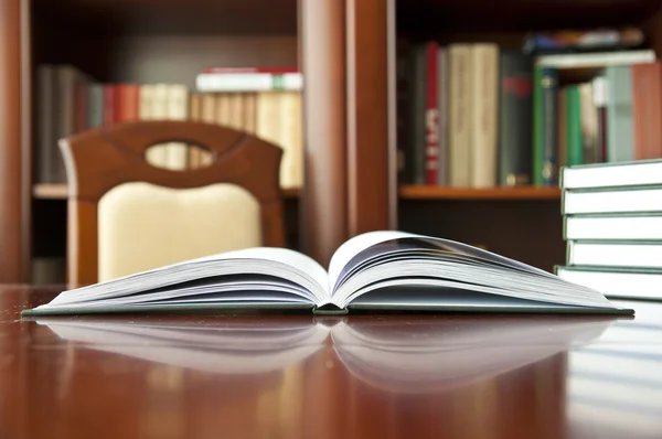 Tahta masadaki kitaplar.