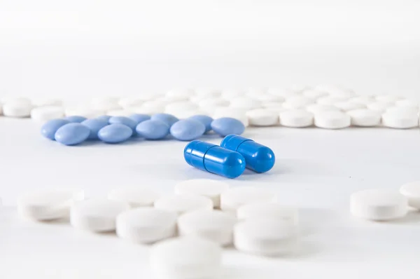 Madical φόντο - μπλε και άσπρο χάπια — Φωτογραφία Αρχείου
