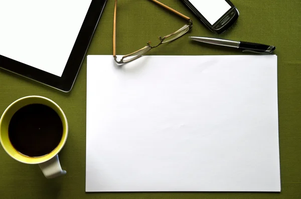 kahve, tablet, bardak, telefon, kalem ve boş bir kağıt ile yeşil Danışma