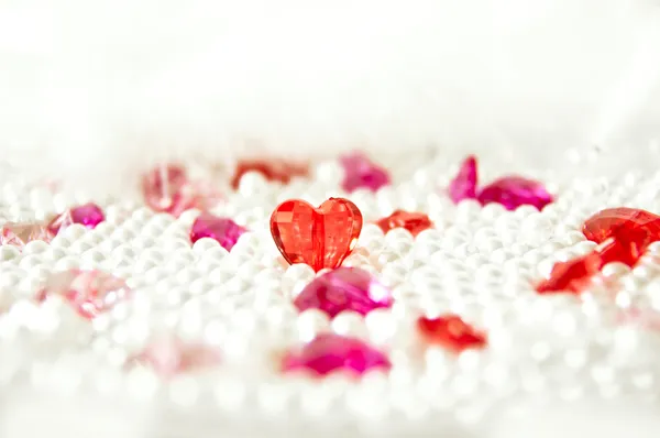 Corações de cristal vermelho e roxo em bolas semelhantes a pérolas — Fotografia de Stock